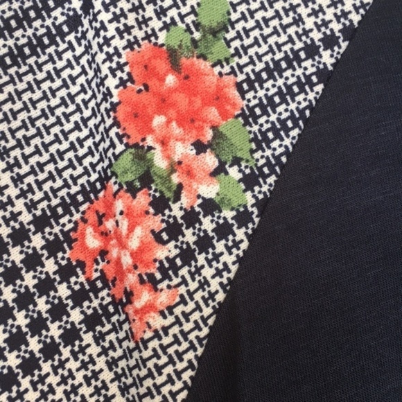 Navy and White Floral Top - Picture 4 of 4